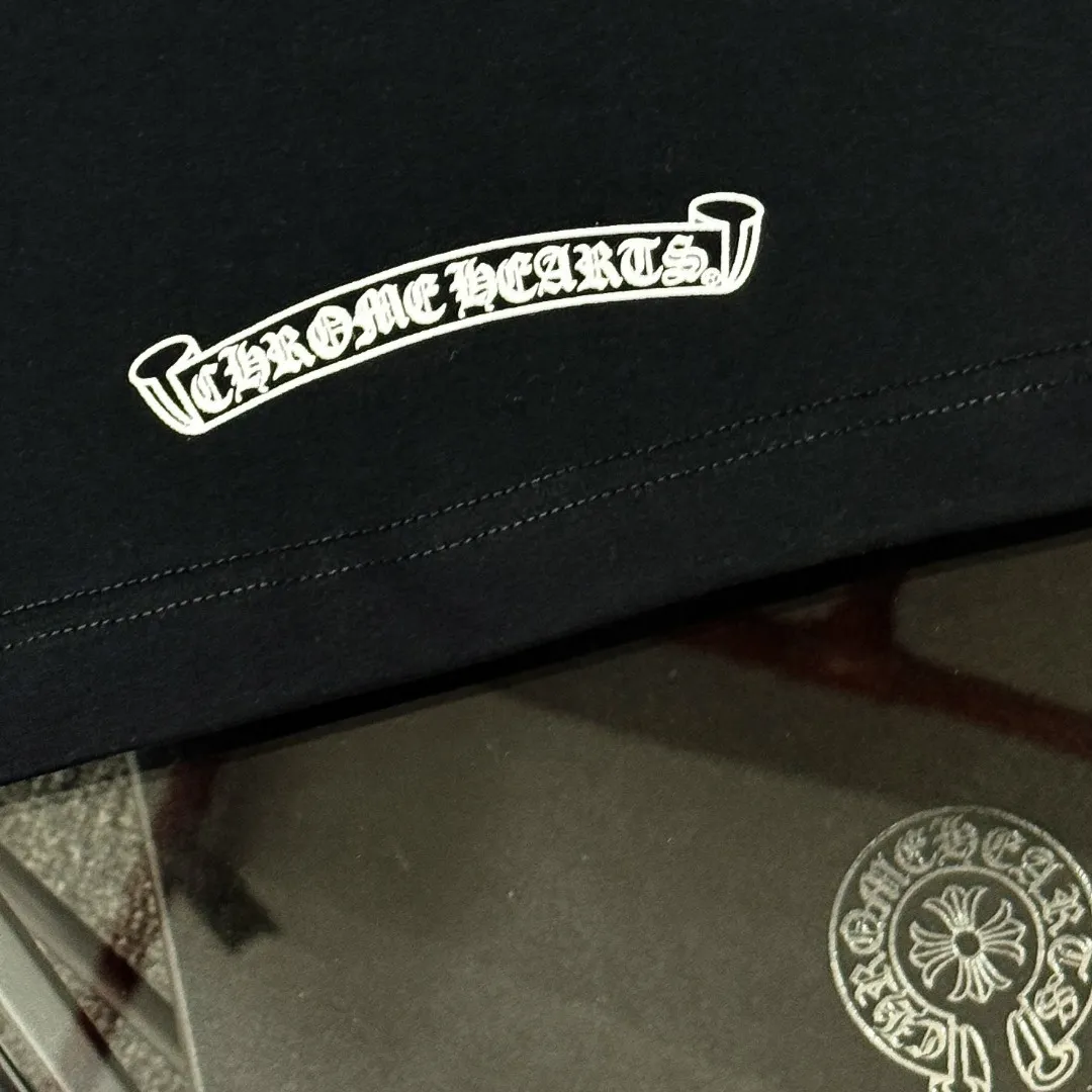 P170 Chrome Hearts 25 high-end versions. The fabric is made of 300 grams of high-density pure cotton. It does not deform or shrink. It has three labels. It is the same style for men and women. Technology: suede foaming + digital printing. Color: white, black. SIZE: S-XL.